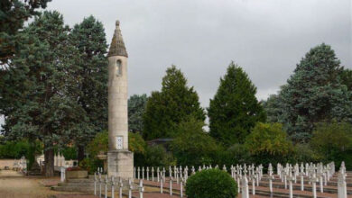 la coutume revint d’honorer les morts au champ de bataille par ces lanternes éclairées (désormais électrifiées)