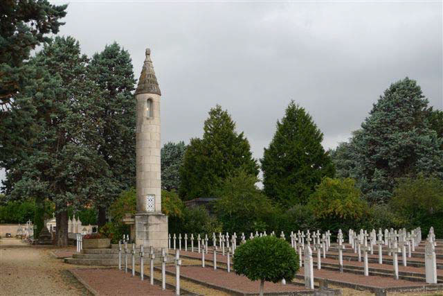 la coutume revint d’honorer les morts au champ de bataille par ces lanternes éclairées (désormais électrifiées)