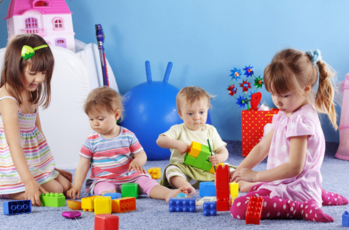 Les bébés adorent apprendre. Ils prêtent attention à tout ce qui est nouveau et inattendu – à tout ce qui est susceptible de leur apprendre quelque chose.