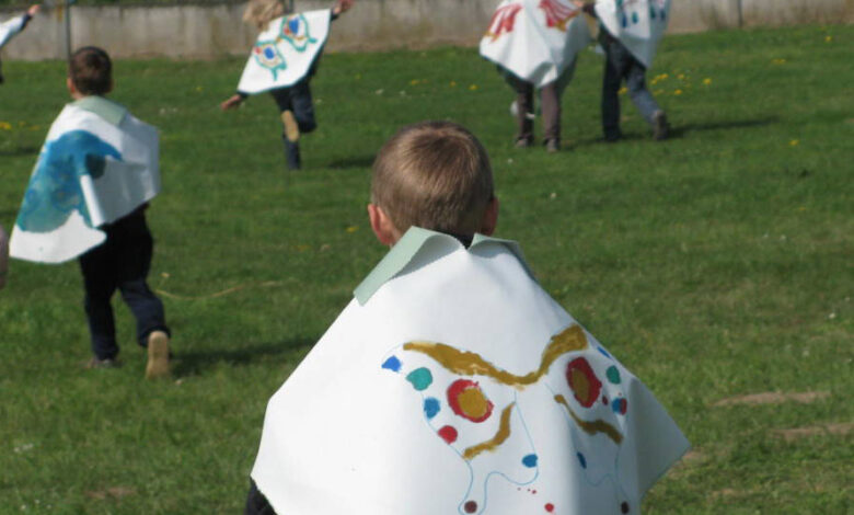 On invite les enfants à s’envoler, ce qu’ils font dans tout l’espace alentour dans un déchaînement de vitalité plein de jubilation.