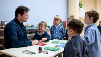 L'éducateur suit l'évolution de l'enfant et celle de ses périodes sensibles.