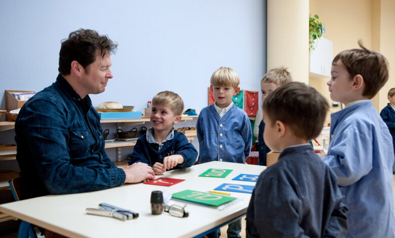 L'éducateur suit l'évolution de l'enfant et celle de ses périodes sensibles.