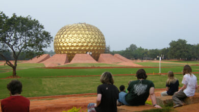 Le Matrimandir est un soleil qui s’arrache de la terre.