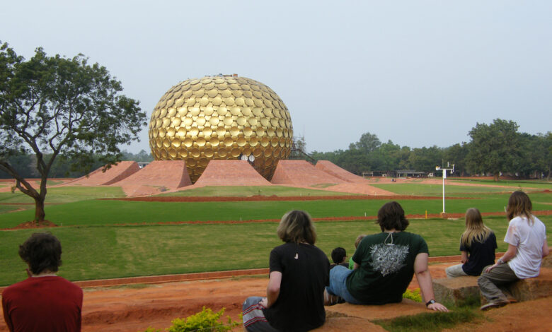 Le Matrimandir est un soleil qui s’arrache de la terre.