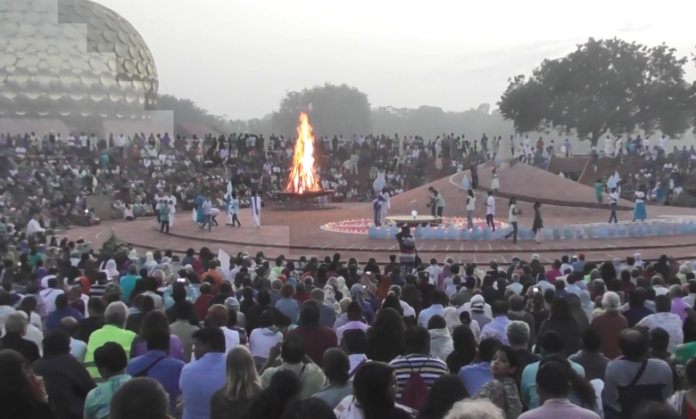 À l'occasion du cinquantenaire d'Auroville, des visiteurs sont venus du monde entier assister à l'évènement