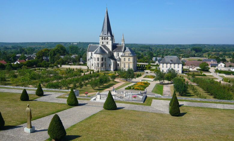 L'Abbaye de Saint Georges de Borscherville, haut lieu de l'art roman et Jardins à la Française comme au XVIIe siècle.