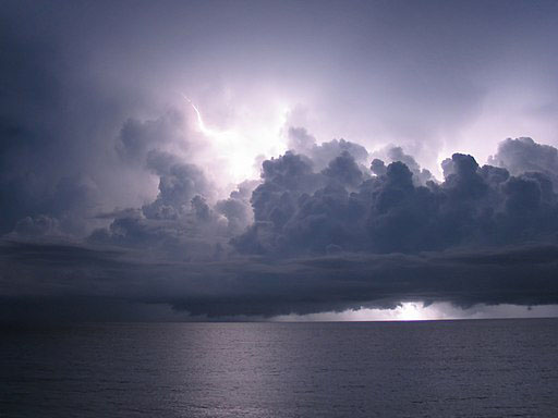 Le cumulonimbus est le nuage avec le plus d’extension verticale et l’énergie qu’il renferme peut être impressionnante, les plus gros pouvant rivaliser avec l’énergie de la bombe atomique de Nagasaki.