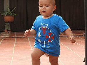 L’enfant qui apprend à marcher ne compte pas ses chutes. Mû par une pulsion puissante, il tombe et se relève, inlassablement, jusqu’au jour où il maîtrise la marche.