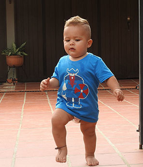 L’enfant qui apprend à marcher ne compte pas ses chutes. Mû par une pulsion puissante, il tombe et se relève, inlassablement, jusqu’au jour où il maîtrise la marche.